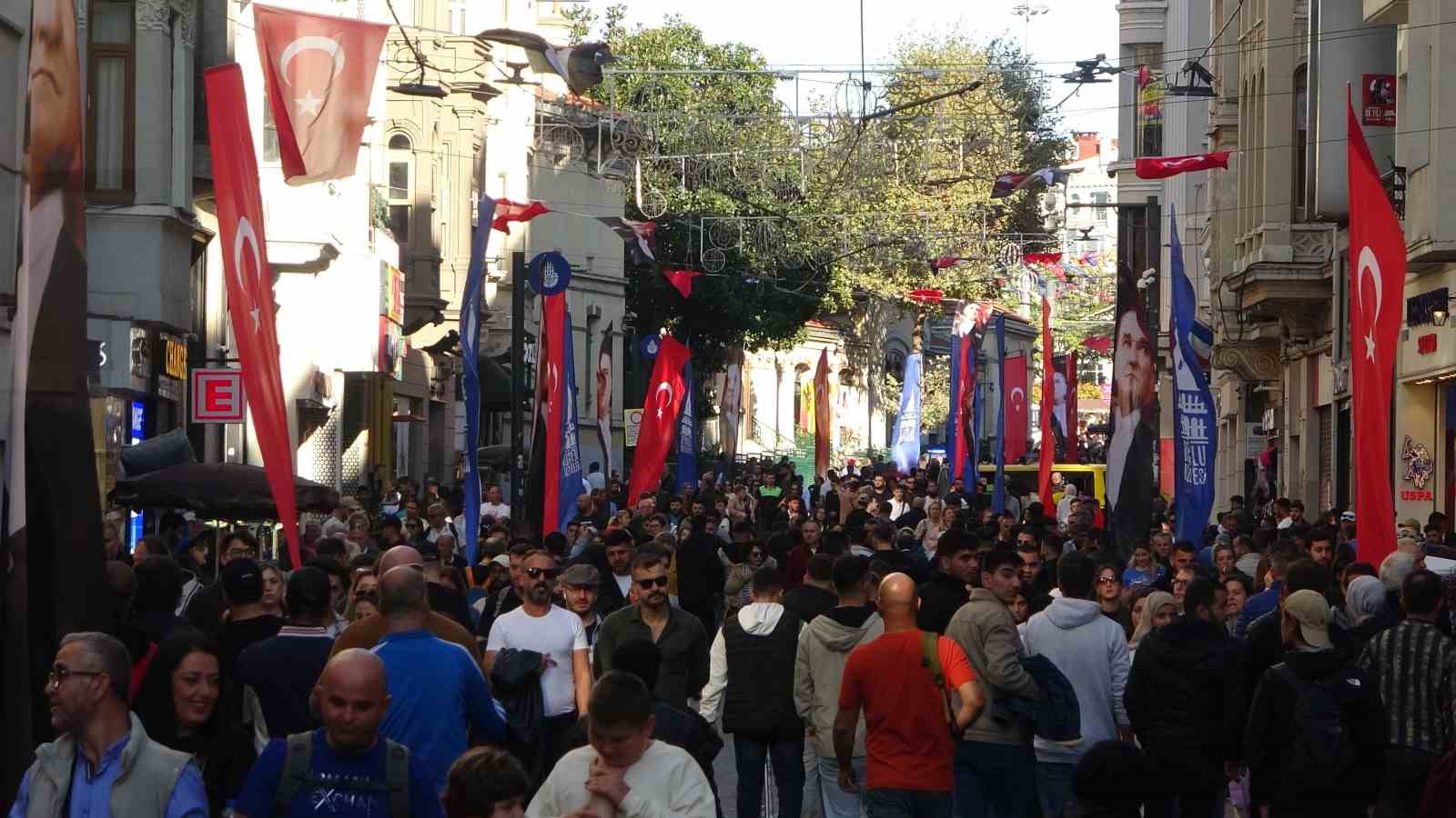 İstiklal Caddesi Cumhuriyet Bayramı’na hazırlanıyor
