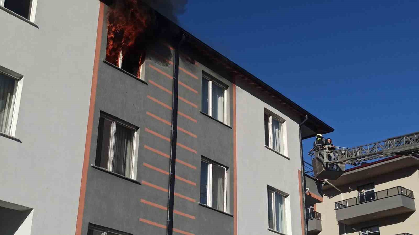 Konya’da apartmanda yangın paniği
