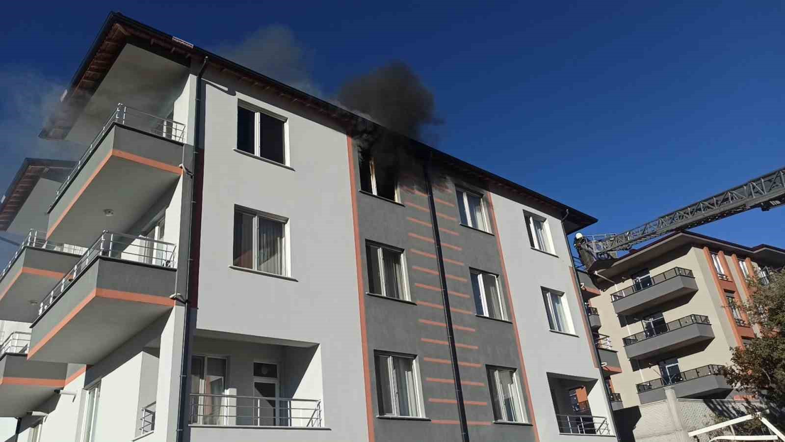 Konya’da apartmanda yangın paniği
