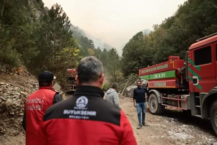 Denizli  Büyükşehir Belediyesi 3 gündür devam eden orman yangınına destek veriyor
