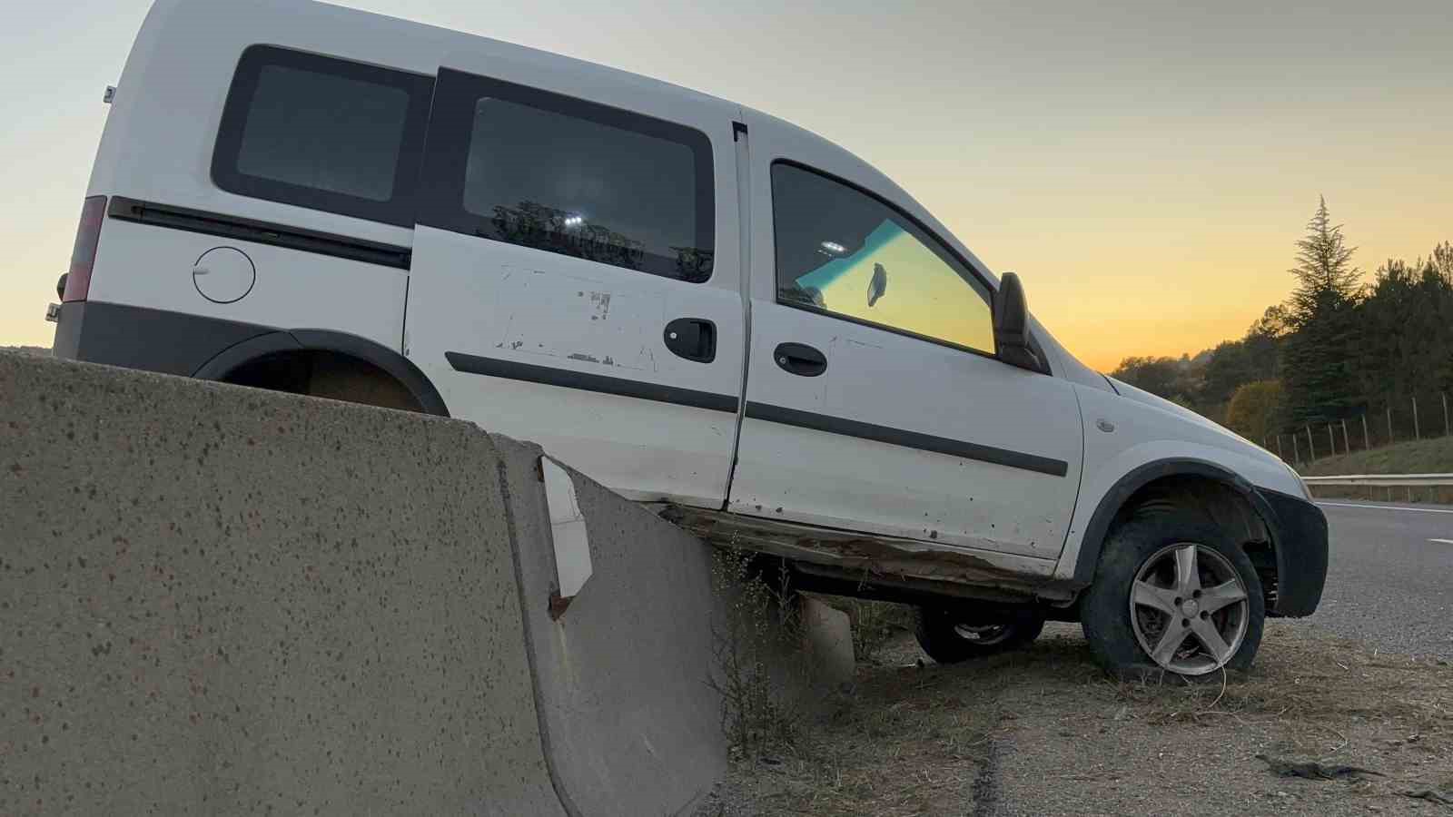 Hafif ticari araç beton bariyerlerde asılı kaldı: 1 yaralı
