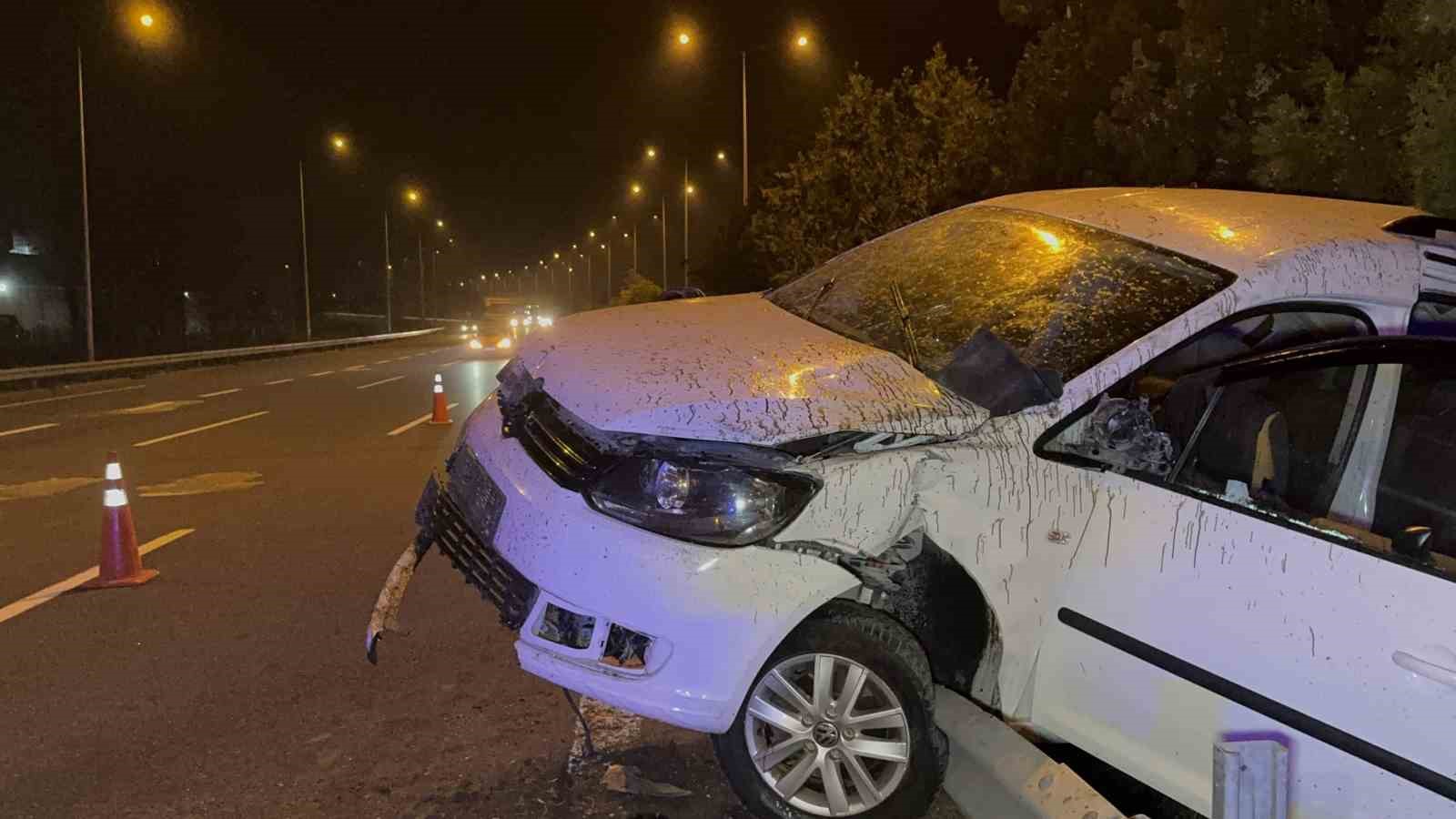 Ağaçlar faciayı önledi, araç refüjde asılı kaldı: 2 yaralı
