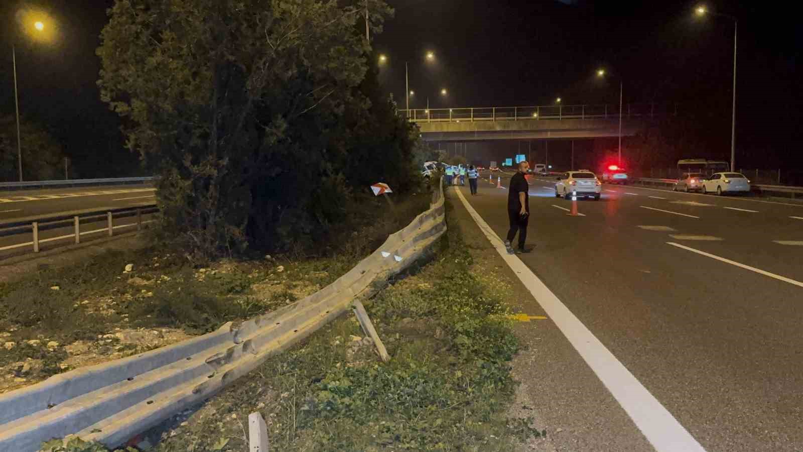 Ağaçlar faciayı önledi, araç refüjde asılı kaldı: 2 yaralı
