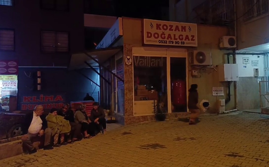 Kozan’da deprem sonrası vatandaşlar sokaklara döküldü
