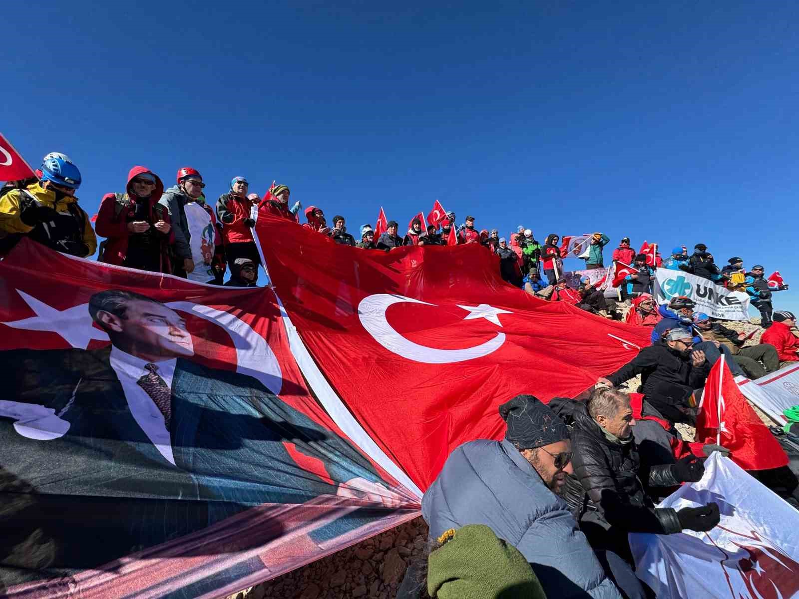 Cumhuriyetin 101. yılında Aladağlar’a çıkan 101 dağcı TUSAŞ yazdı
