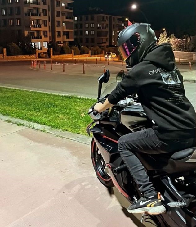 Ters şeritten gelen araç motosikletlae kafa kafaya çarpıştı, 1 ölü 1 yaralı
