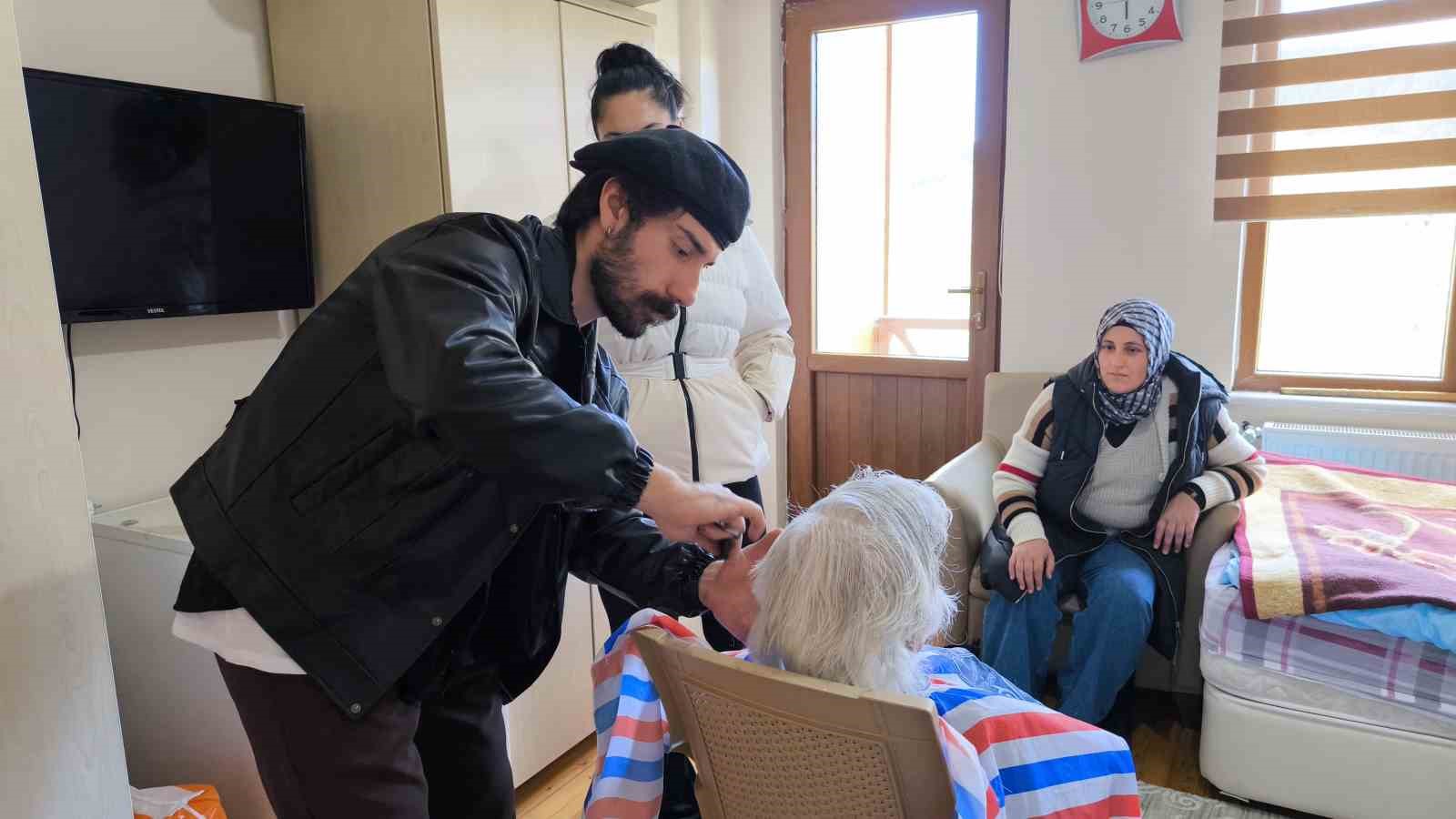 Artvinli genç kuaför yaşlılara vefa borcunu mesleğiyle ödüyor
