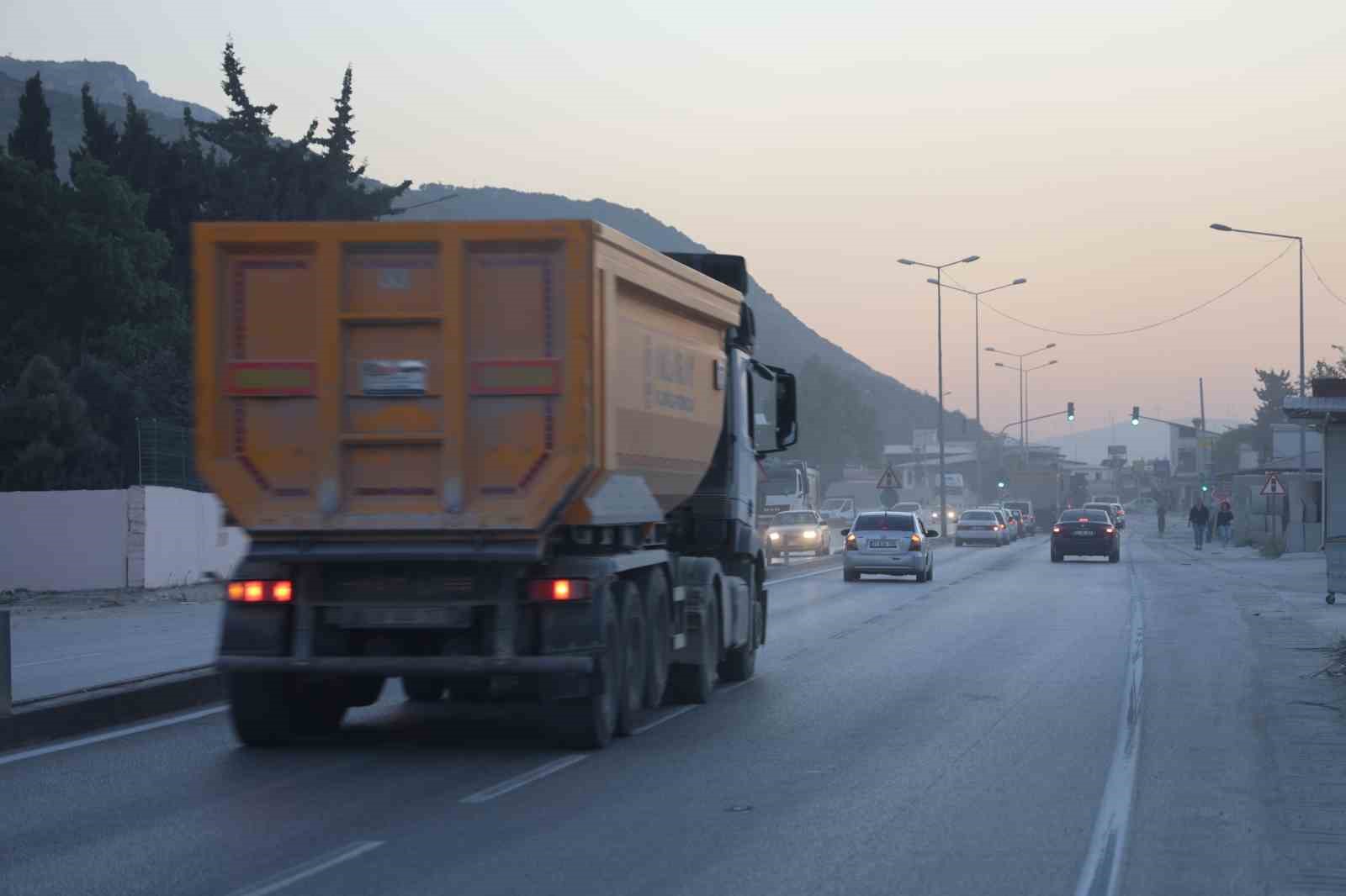 Hafriyat kamyonunu sağdan solluyan motorcu, ön kaldırarak canını hiçe saydı: O anlar kamerada
