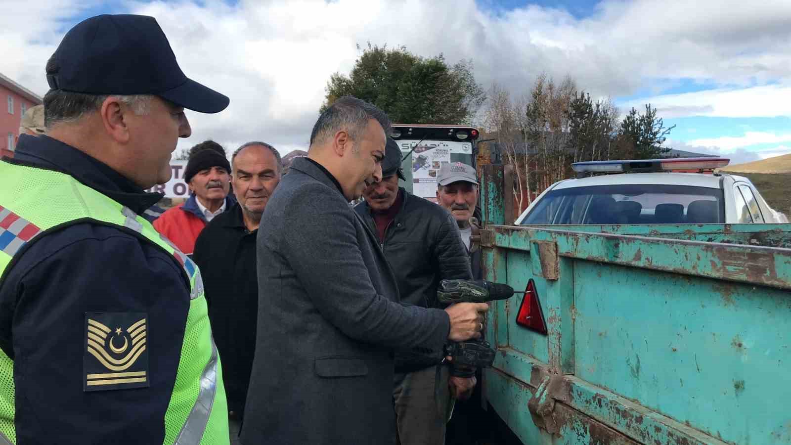 Vali Çiçek traktöre reflektör taktı
