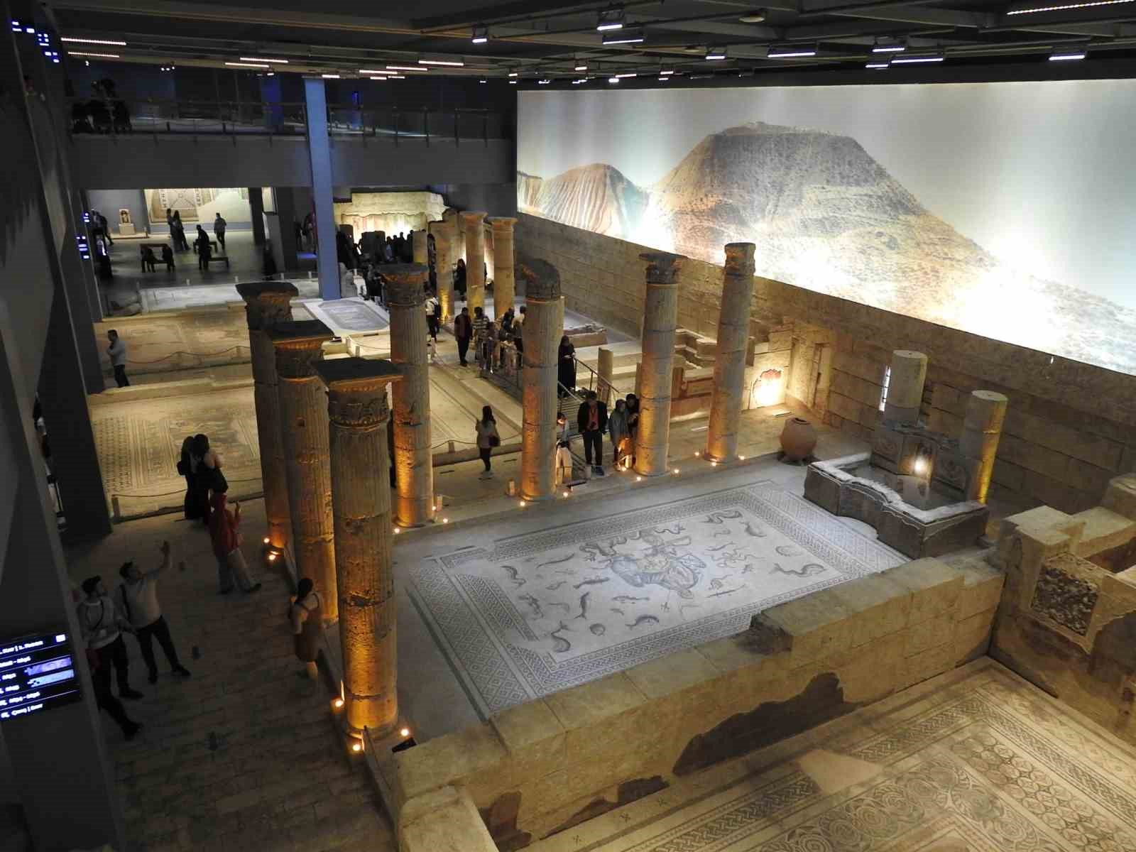 Zeugma Mozaik Müzesi ziyaretçi akınına uğruyor
