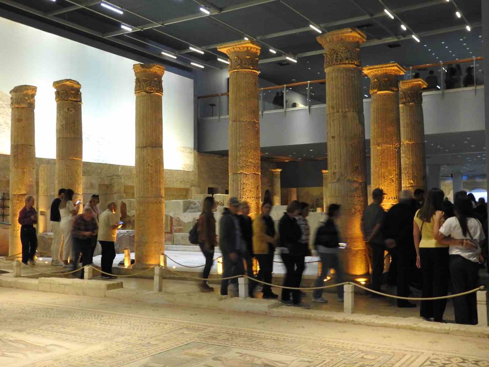 Zeugma Mozaik Müzesi ziyaretçi akınına uğruyor
