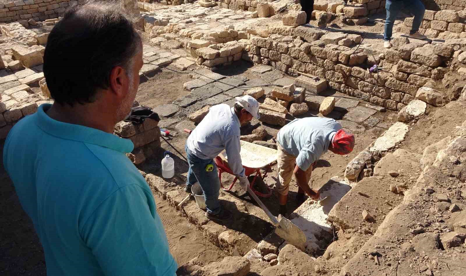 Kale kazılarında yaşam alanları ortaya çıkıyor: Surlarda 700 yıllık tuvalet bulundu
