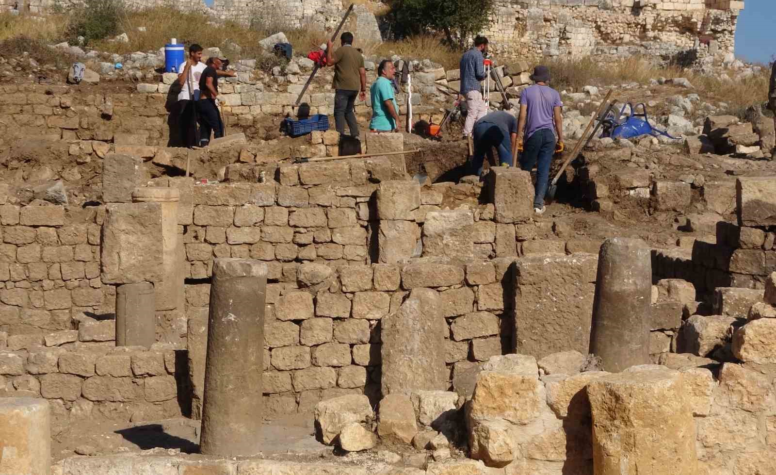 Kale kazılarında yaşam alanları ortaya çıkıyor: Surlarda 700 yıllık tuvalet bulundu
