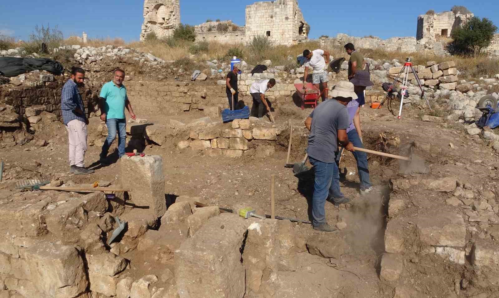 Kale kazılarında yaşam alanları ortaya çıkıyor: Surlarda 700 yıllık tuvalet bulundu
