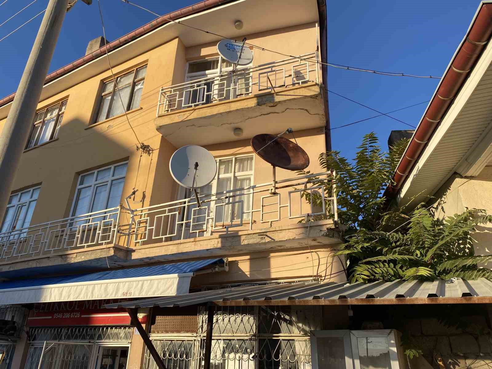 Konya’da bebek balkondan düştü, o anlar kamerada
