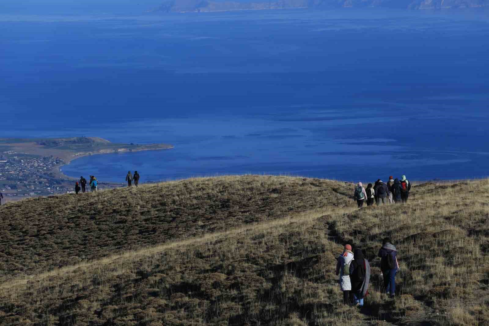 Vanlı dağcılar Nemrut Krater Gölü’nde buluştu
