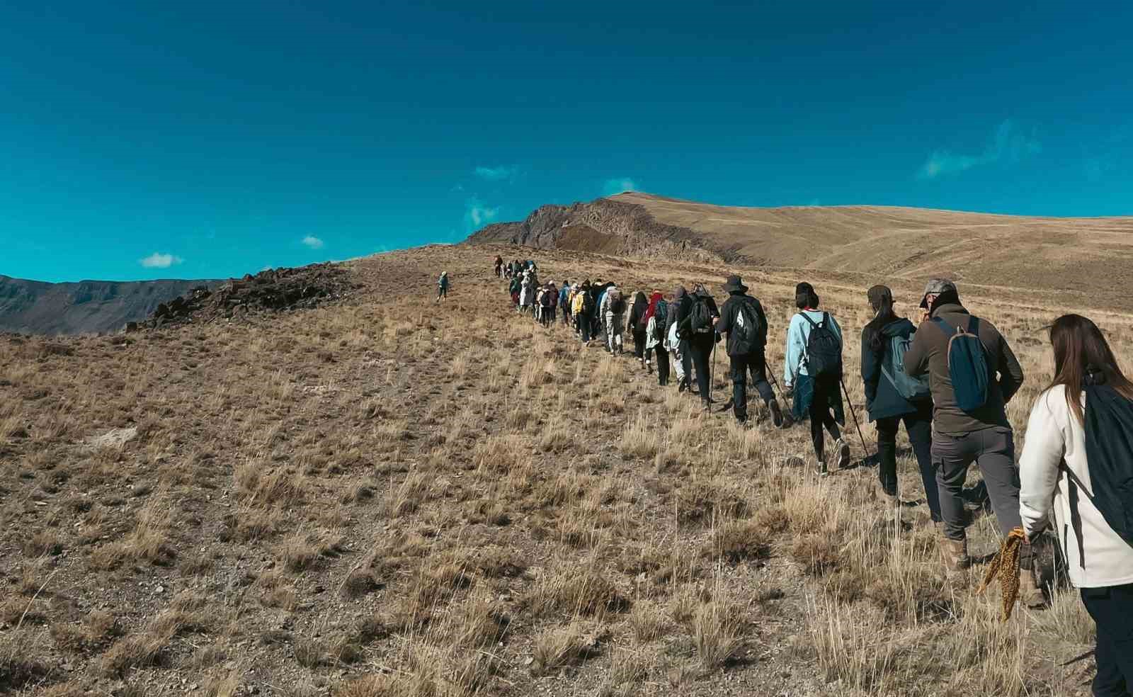 Vanlı dağcılar Nemrut Krater Gölü’nde buluştu
