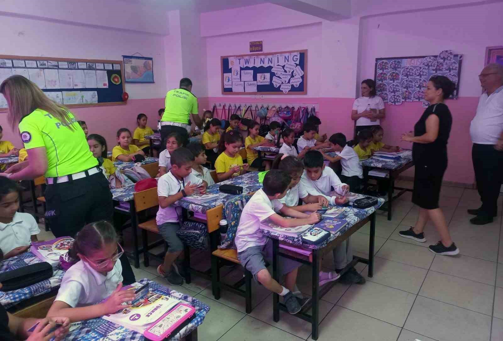 Mersin polisinden öğrencilere güvenli trafik eğitimi
