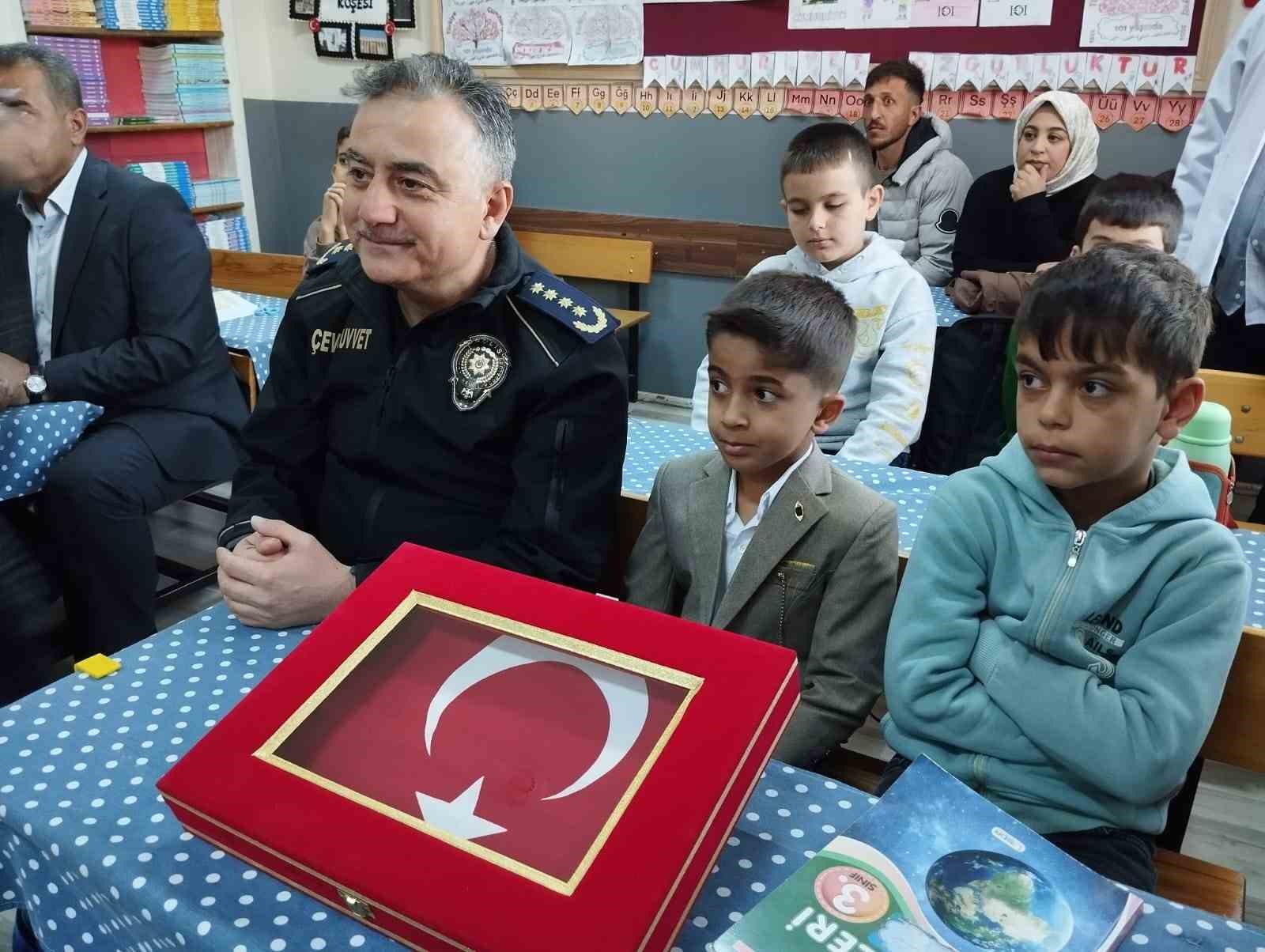 Minik Yiğit Eymen’in İstiklal Marşı duyarlılığına Emniyet Müdürü Orhan duyarsız kalmadı
