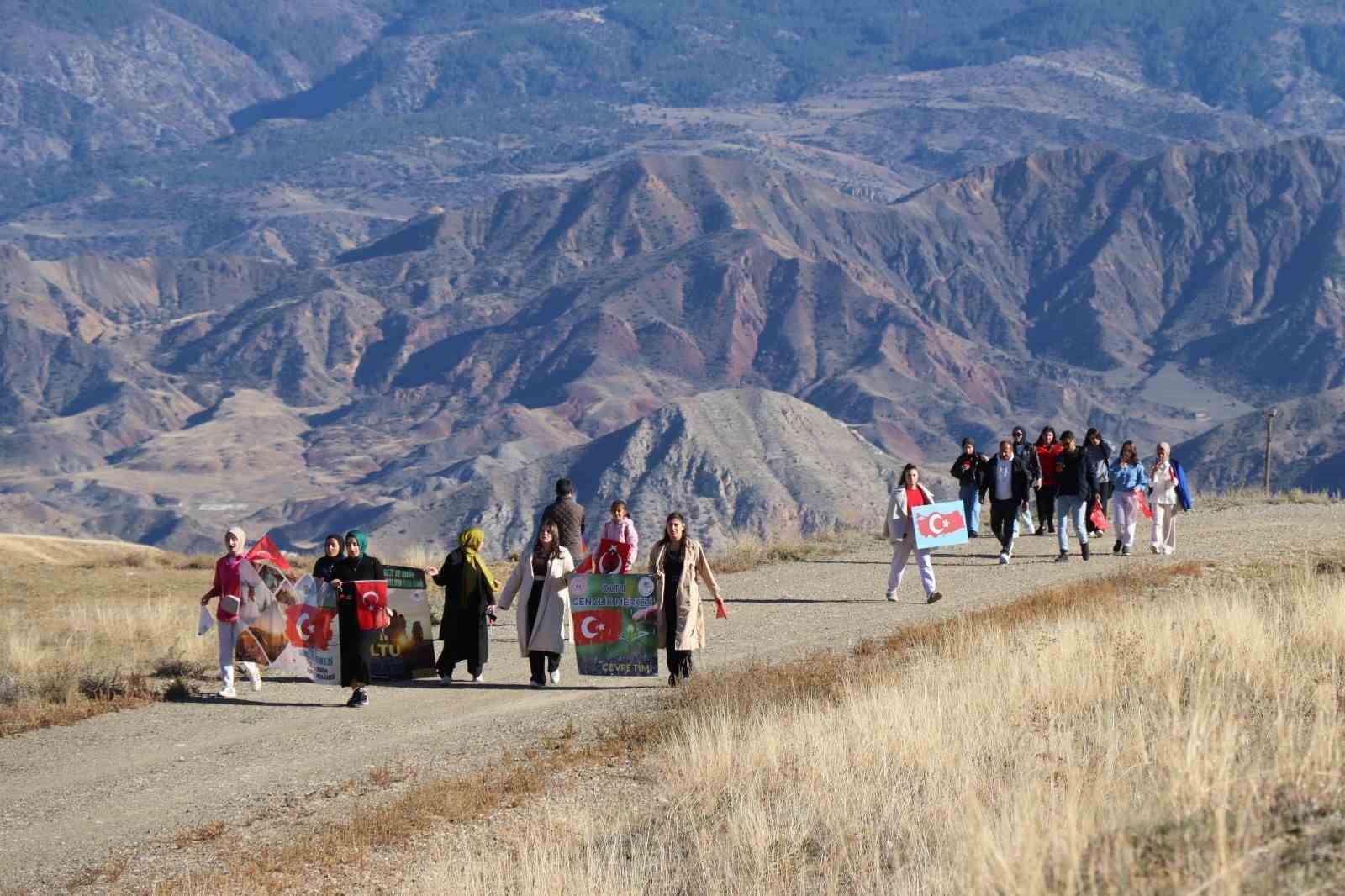 Doğa yürüyüşü ile Cumhuriyet coşkusunu yaşadılar
