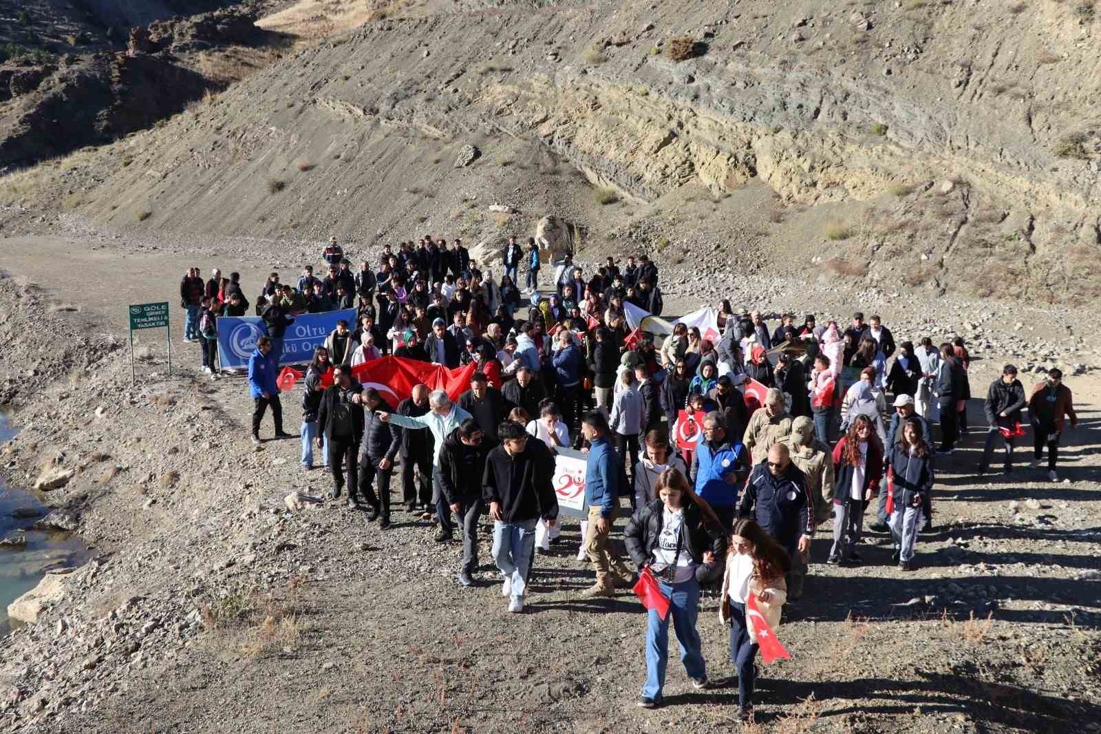 Doğa yürüyüşü ile Cumhuriyet coşkusunu yaşadılar
