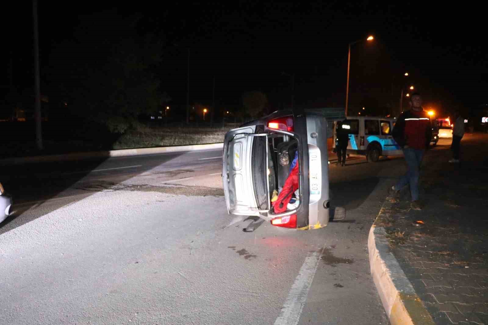 Refüje çarpıp takla atan araçta aynı aileden 5 kişi yaralandı
