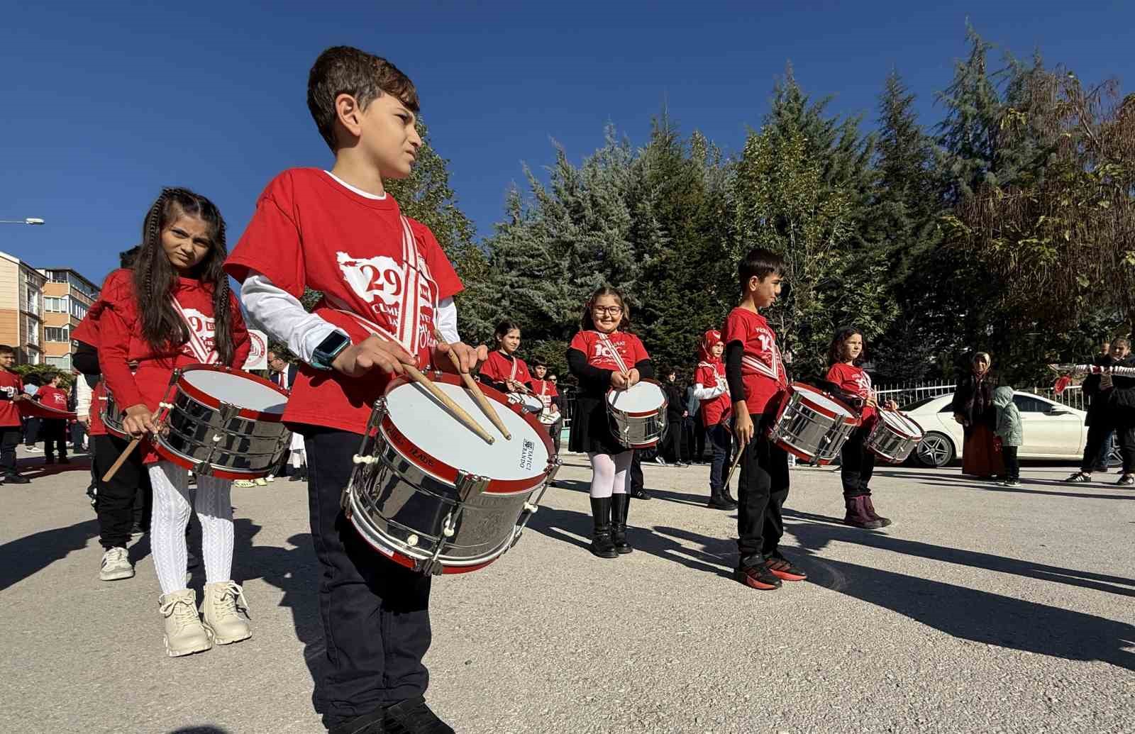 Tokat’ta miniklerden Cumhuriyet korteji
