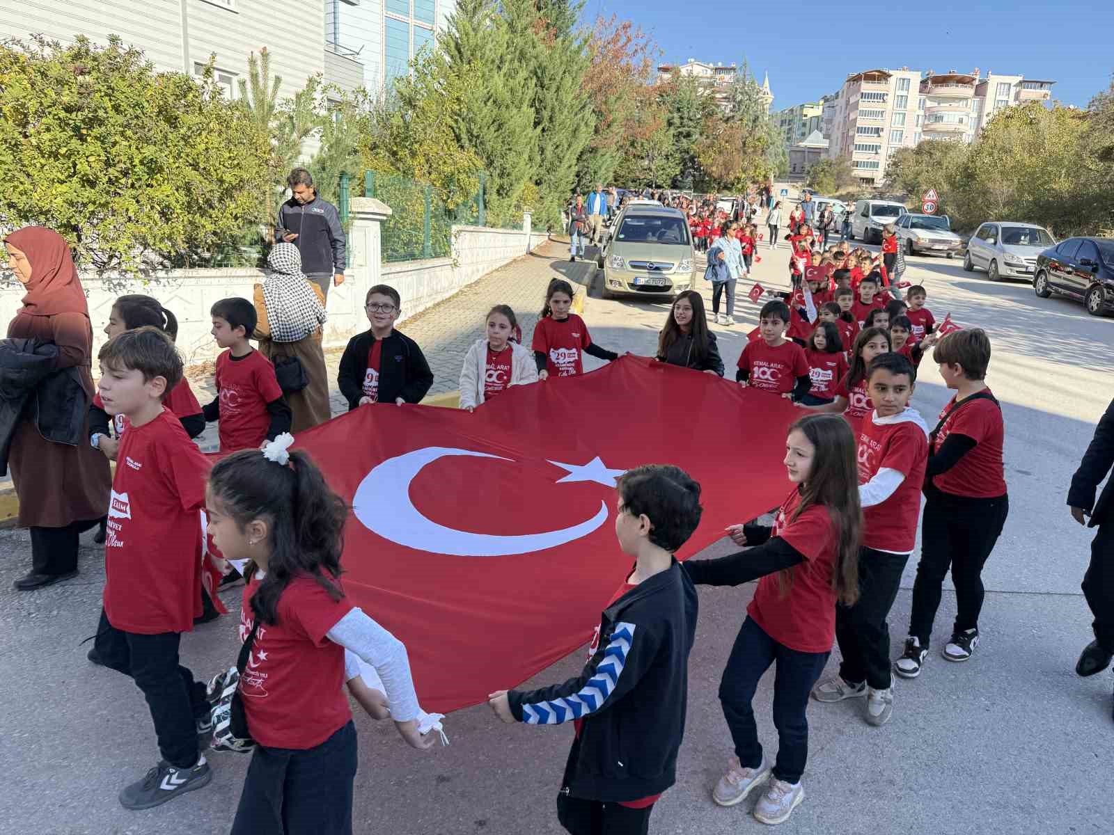 Tokat’ta miniklerden Cumhuriyet korteji
