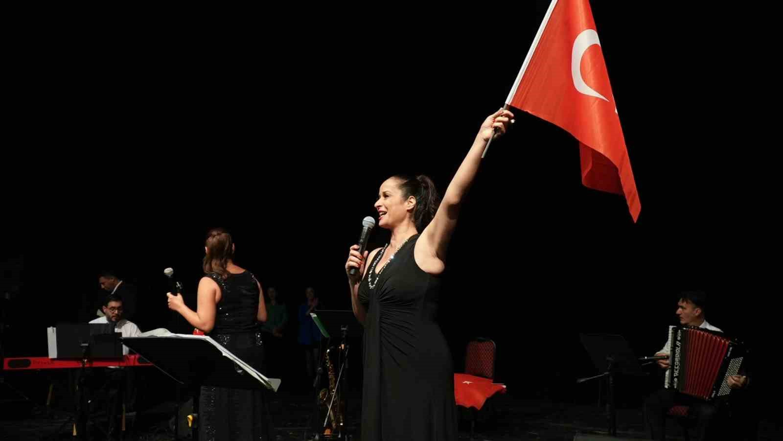 Dünyaca ünlü operacılar Sinem ve Didem Balık Cumhuriyet için söyledi
