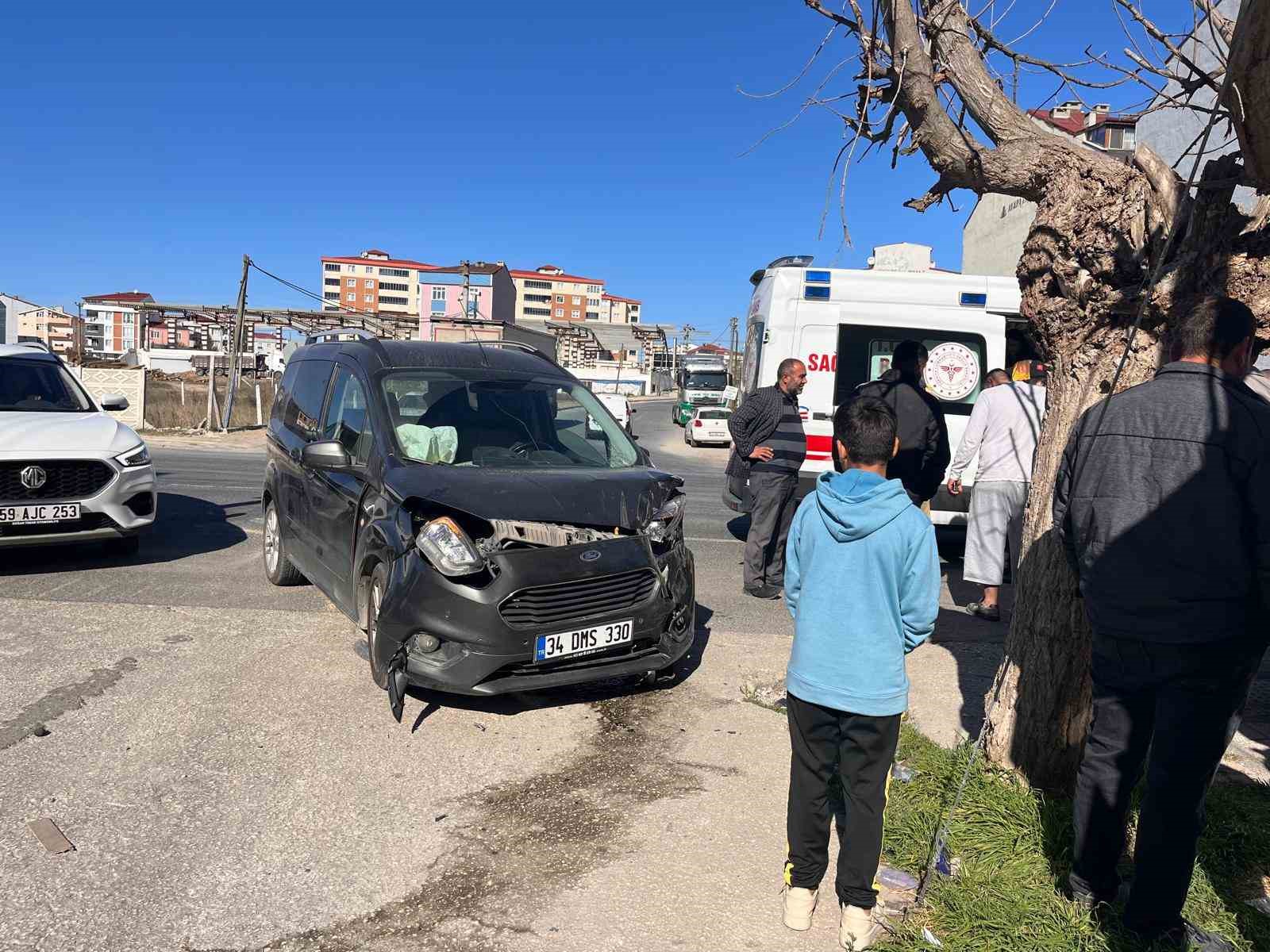 Önce seyir halindeki araca, sonra park halindeki araca çarptı
