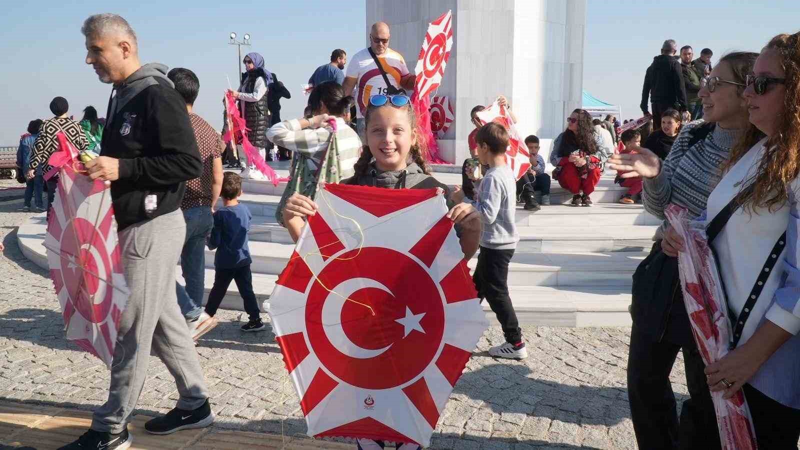 Balıkesir’de 1010 uçurtma Cumhuriyet için havalandı
