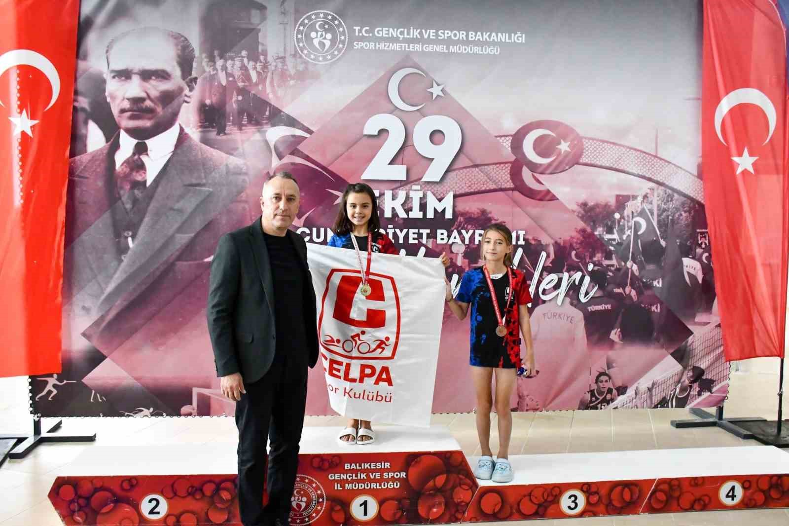 Cumhuriyet İçin Yüzdüler
