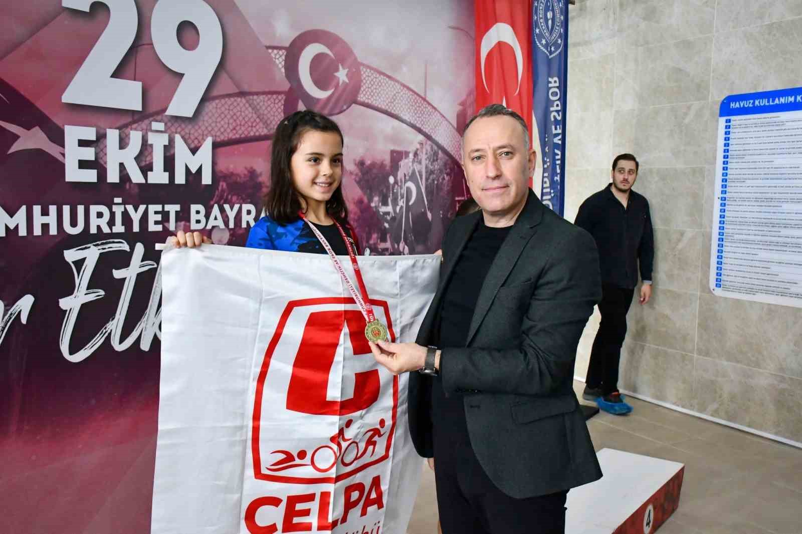 Cumhuriyet İçin Yüzdüler
