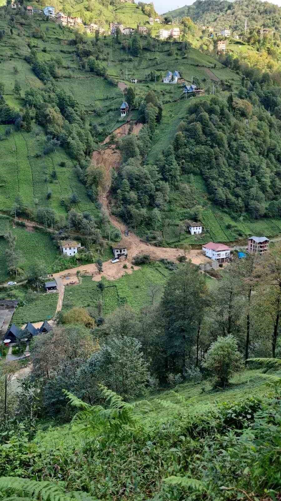 Rize’de heyelan nedeniyle 3 ev boşaltıldı
