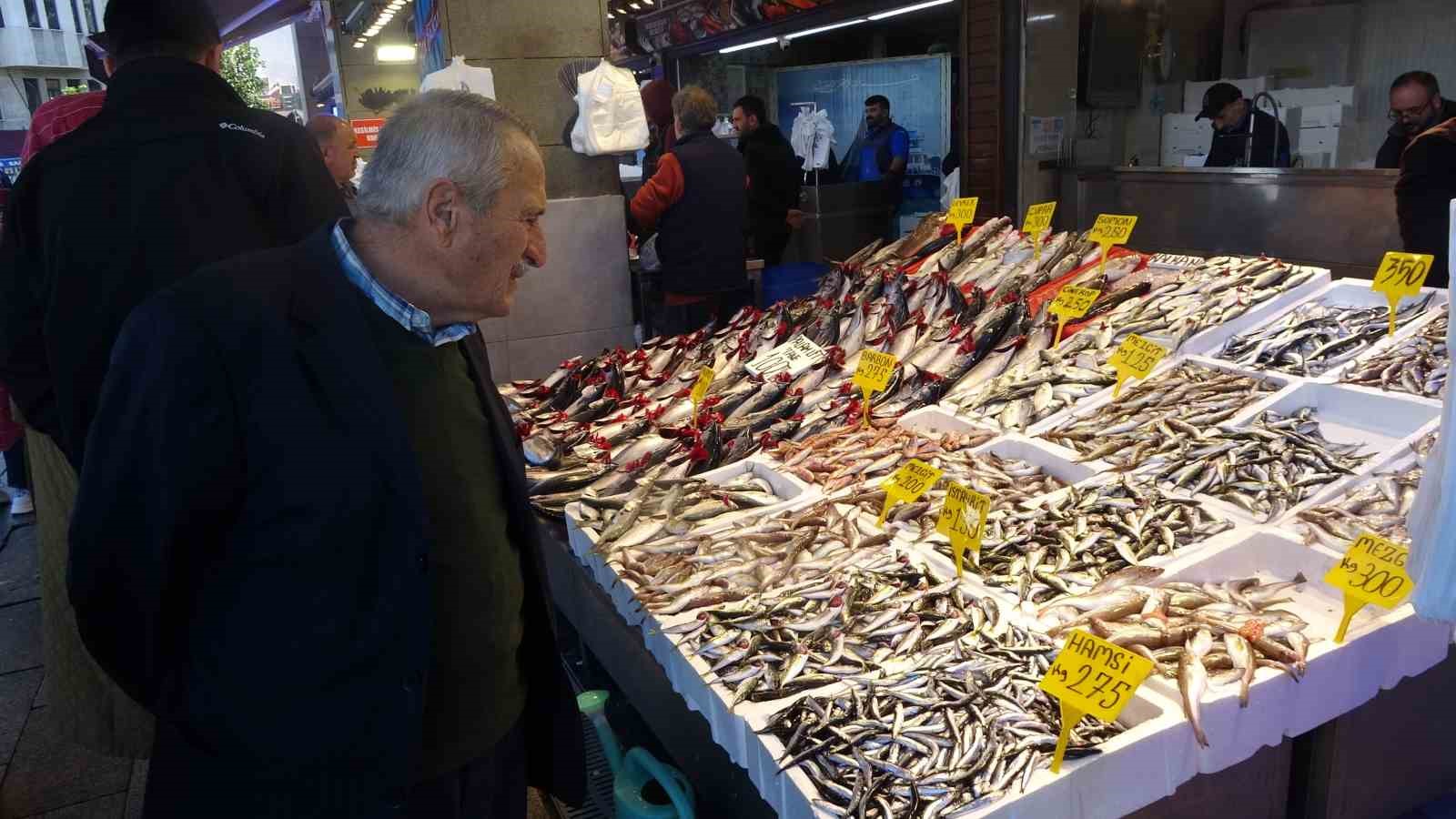 Hamsi tezgâha gelmekte naz ediyor
