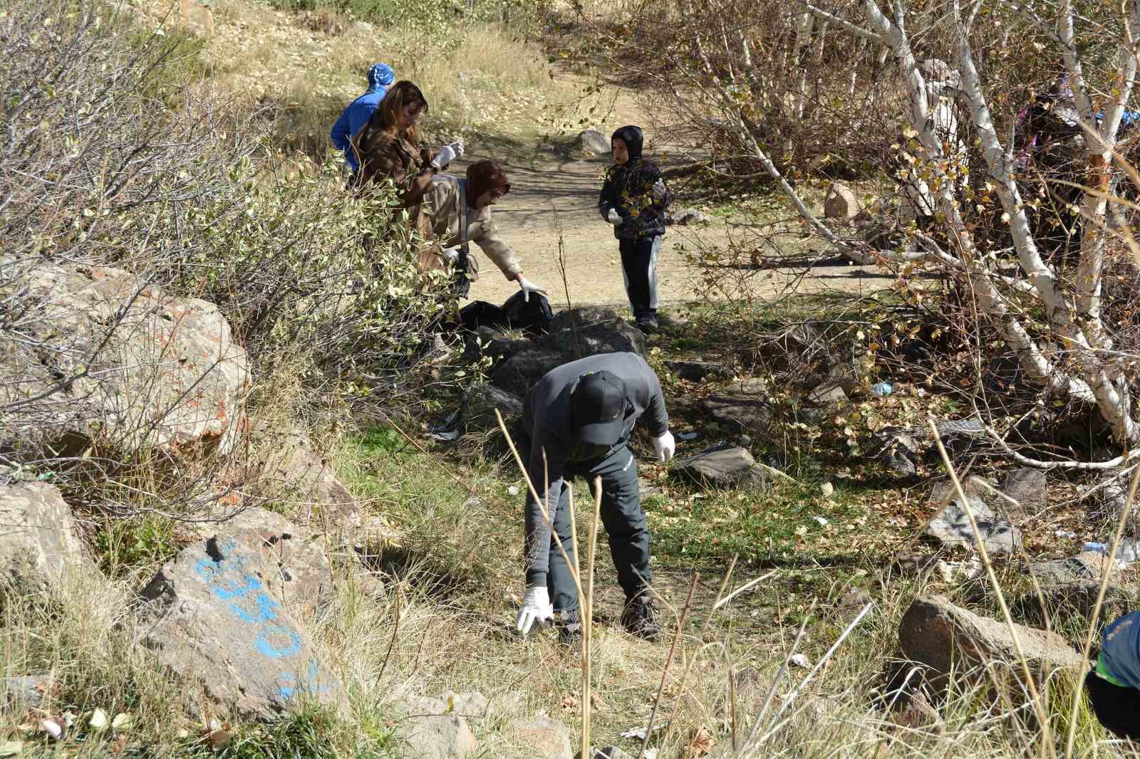 Nemrut Kalderası’nda sonbahar temizliği yapıldı
