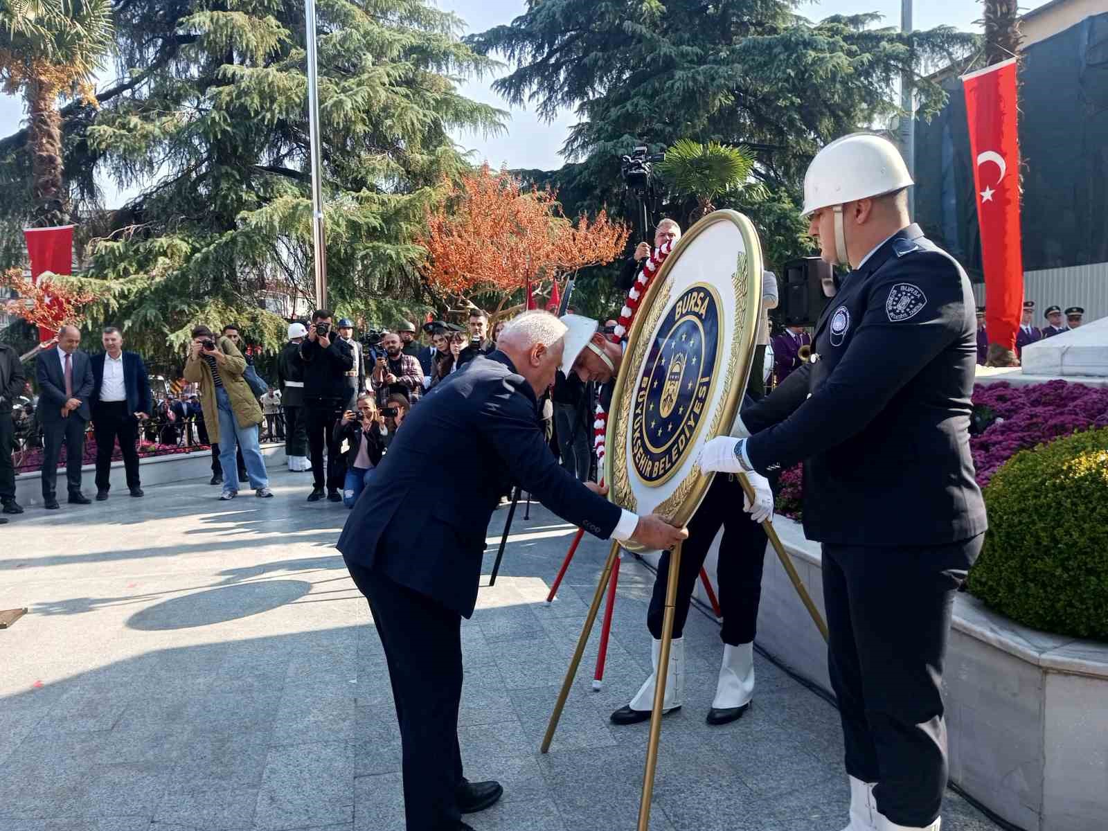 Bursa’da cumhuriyetin 101. yılı çelenk töreniyle kutlandı
