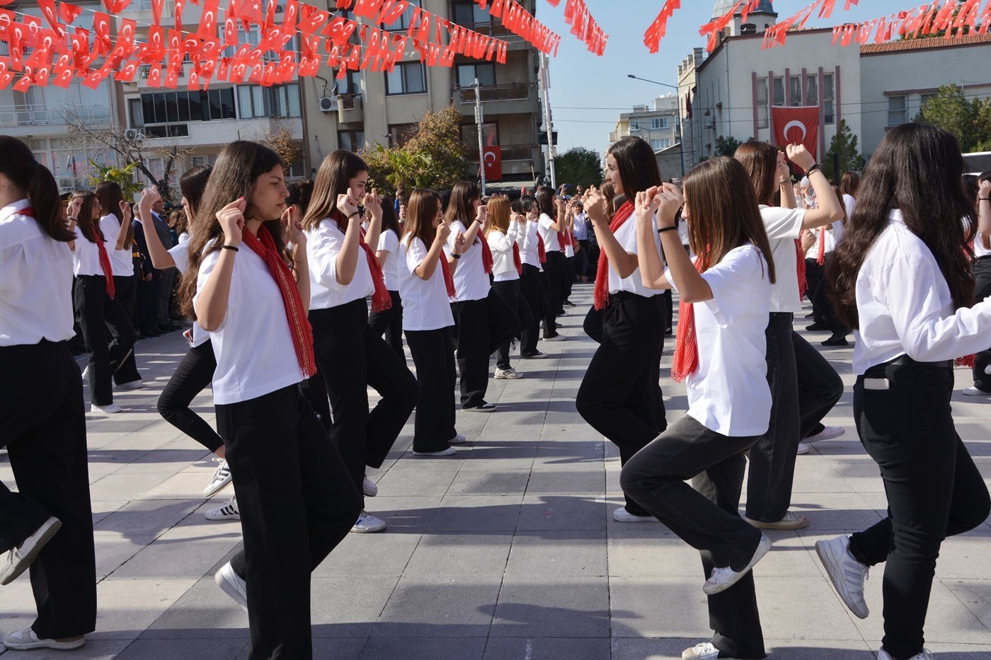 Manisa’da cumhuriyetin 101. yılı kutlamaları başladı
