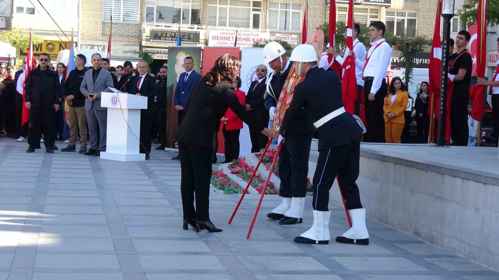 Cumhuriyeti’n kuruluşunun 101.’inci yılı Burdur’da çelenk sunma töreni ile başladı
