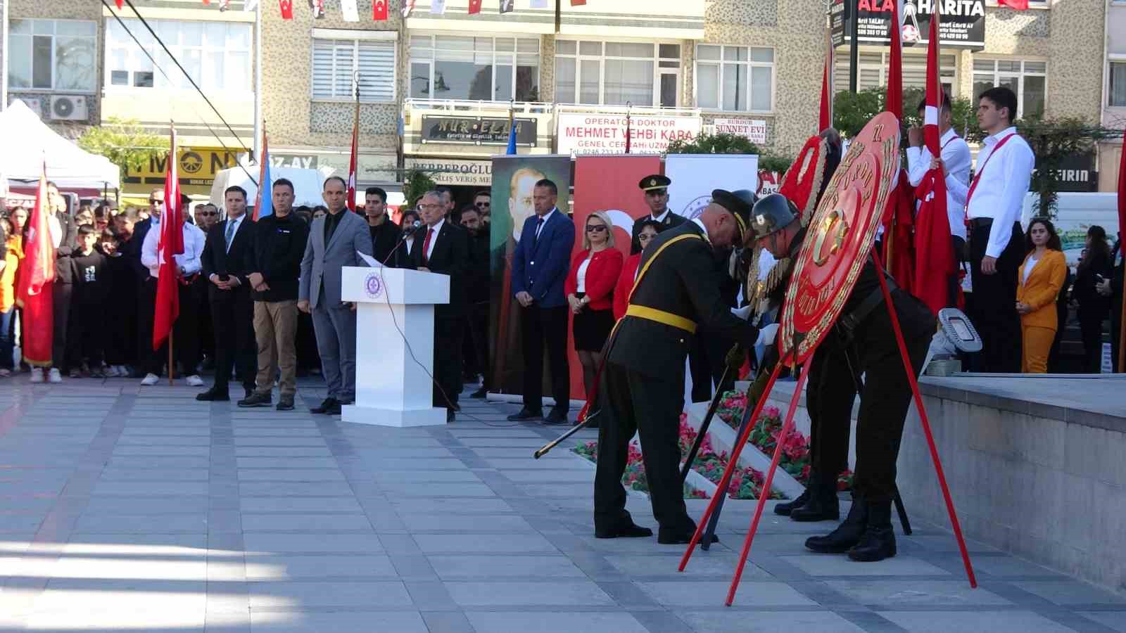 Cumhuriyeti’n kuruluşunun 101.’inci yılı Burdur’da çelenk sunma töreni ile başladı
