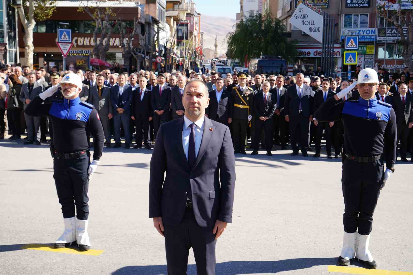 Niğde’de 29 Ekim kutlamaları çelenk sunma töreniyle başladı
