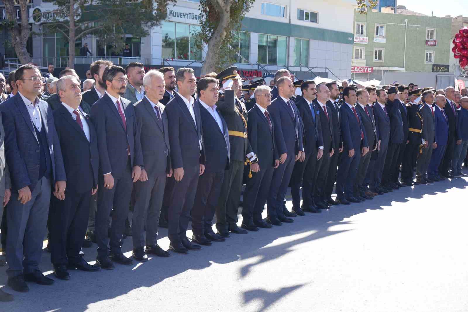 Niğde’de 29 Ekim kutlamaları çelenk sunma töreniyle başladı
