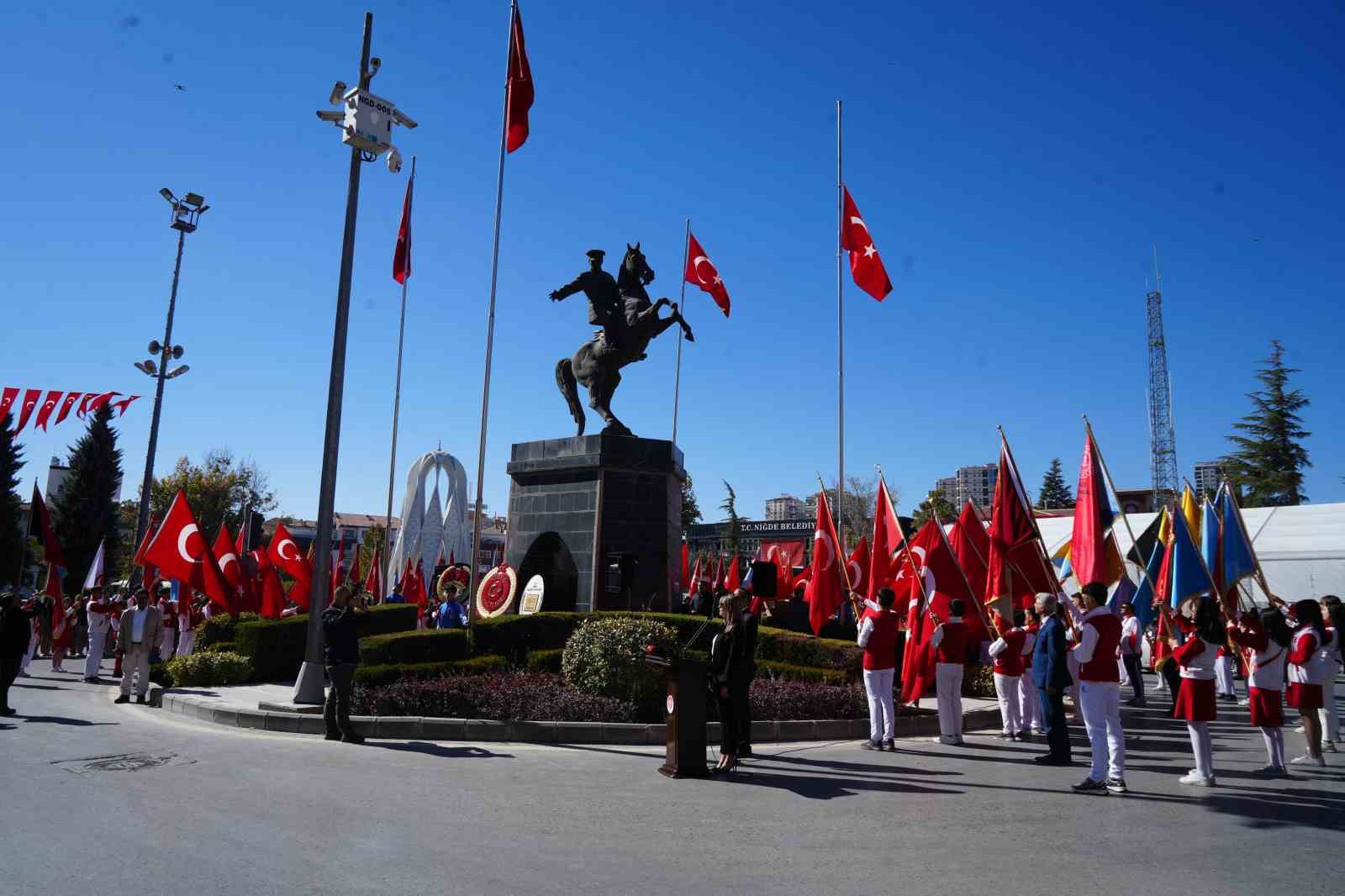 Niğde’de 29 Ekim kutlamaları çelenk sunma töreniyle başladı
