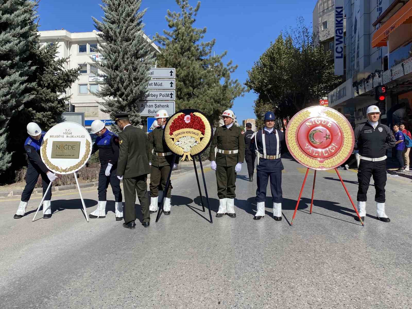 Niğde’de 29 Ekim kutlamaları çelenk sunma töreniyle başladı
