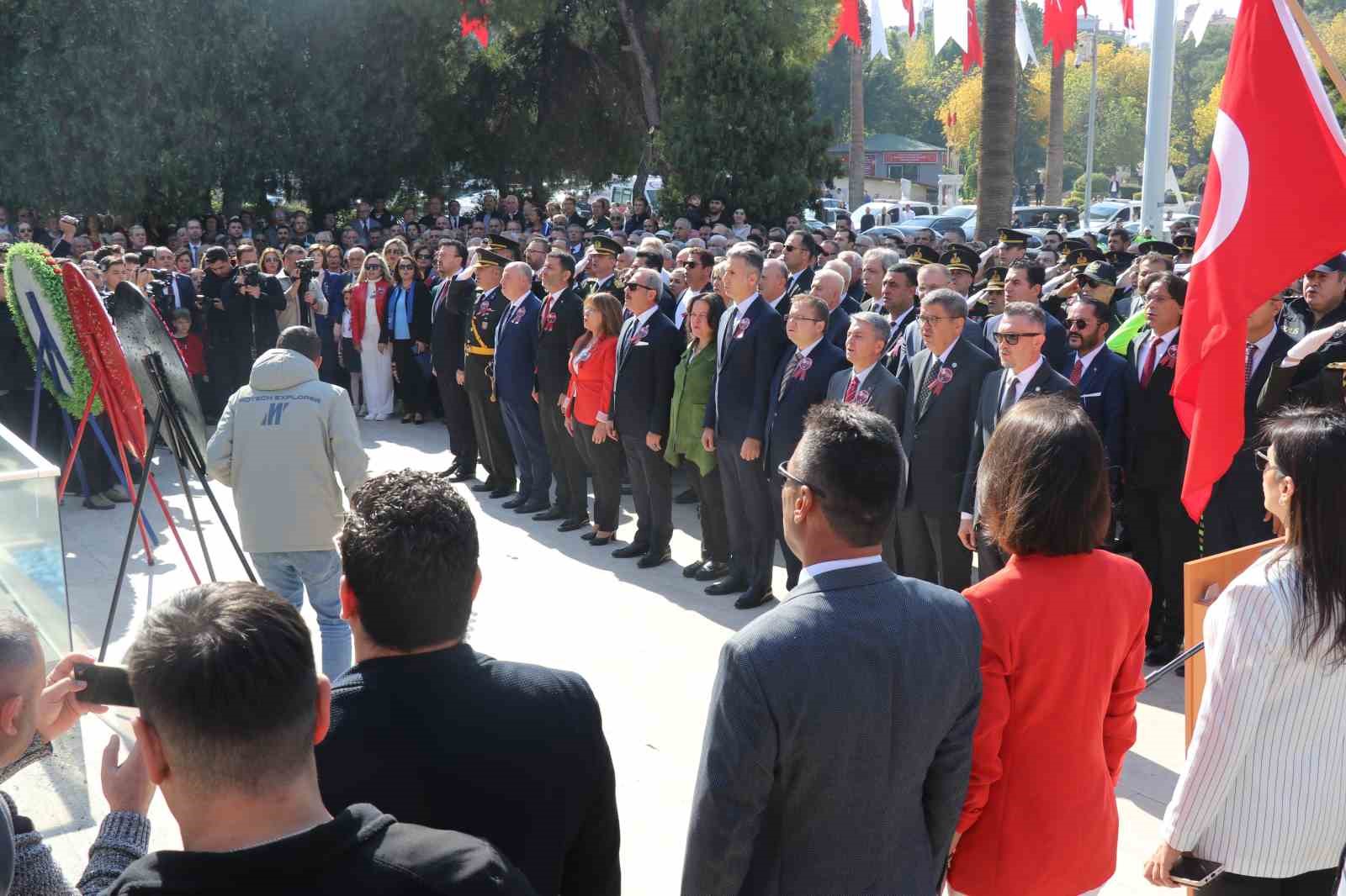 Denizli’de Cumhuriyet Bayramı kutlamaları çelenk töreniyle başladı
