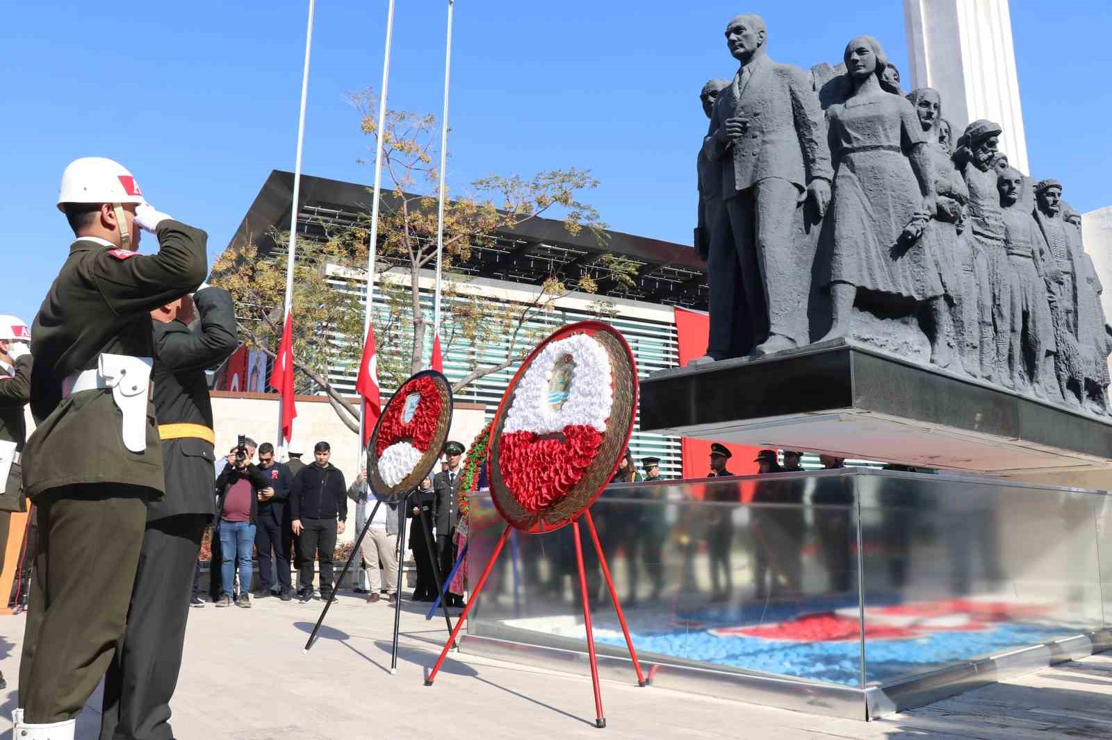 Denizli’de Cumhuriyet Bayramı kutlamaları çelenk töreniyle başladı
