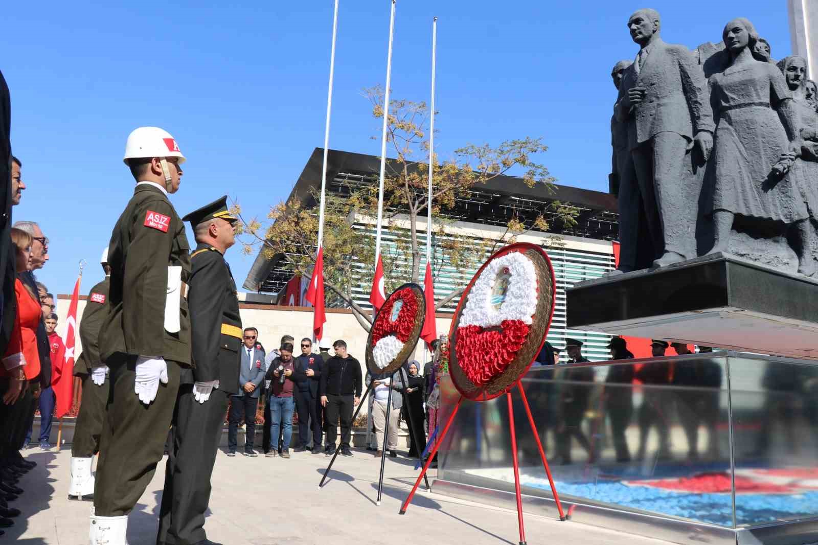 Denizli’de Cumhuriyet Bayramı kutlamaları çelenk töreniyle başladı
