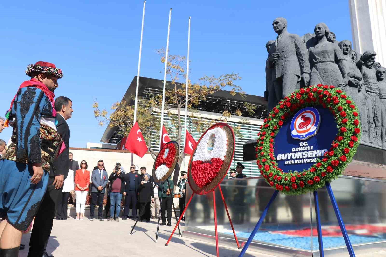 Denizli’de Cumhuriyet Bayramı kutlamaları çelenk töreniyle başladı
