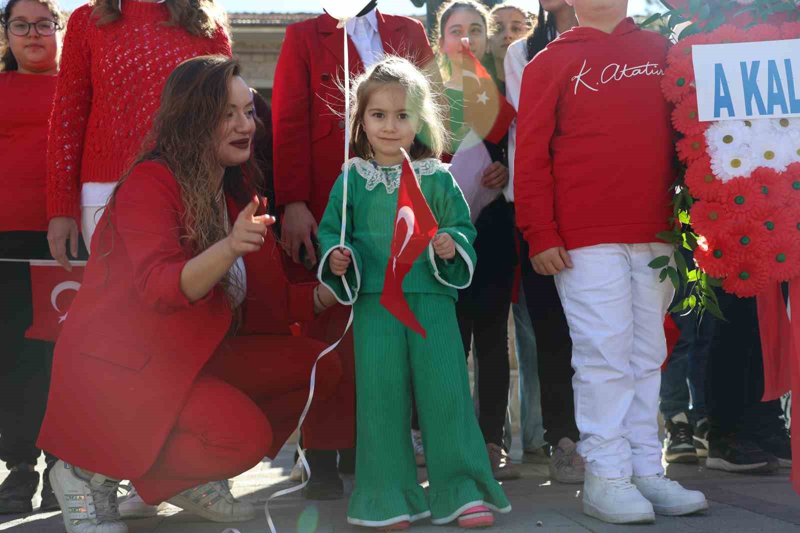 Elazığ’da öğrencilerden anlamlı Cumhuriyet Bayramı kutlaması
