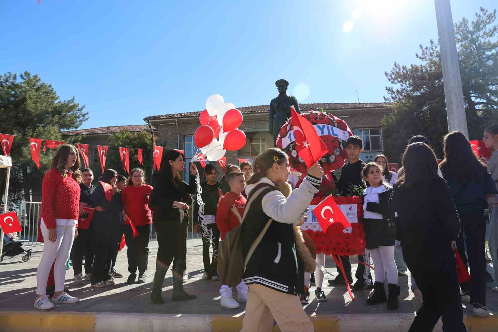 Elazığ’da öğrencilerden anlamlı Cumhuriyet Bayramı kutlaması
